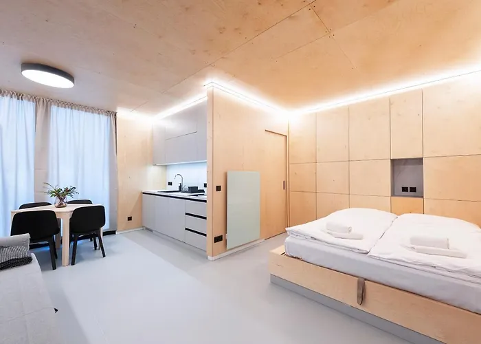 Mountain By The River - Base Camp Medvedin 营地 Špindlerŭv Mlýn