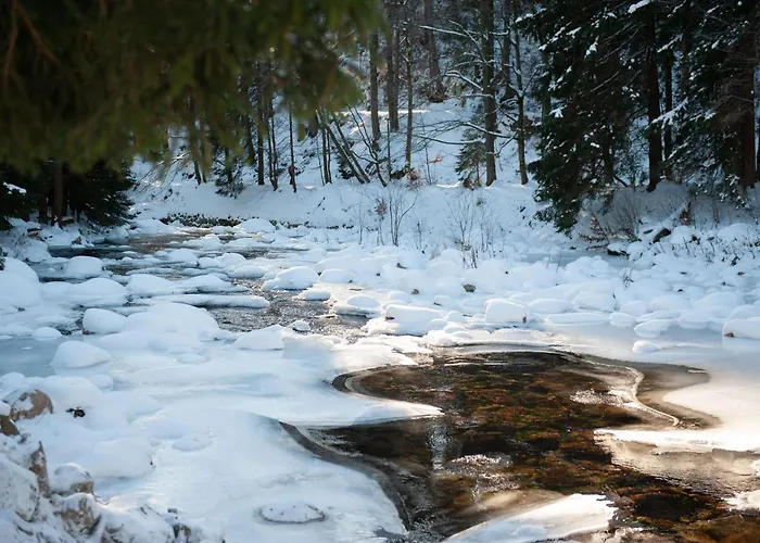 Mountain By The River - Base Camp Medvedin Κάμπινγκ Špindlerŭv Mlýn