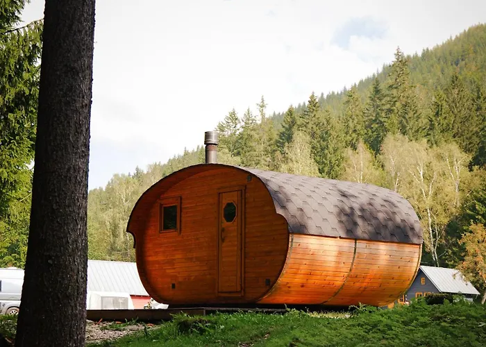 Mountain By The River - Base Camp Medvedin Camping *